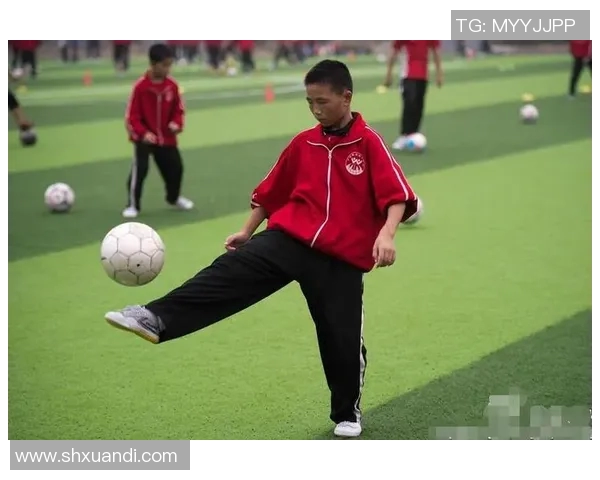 少林足球星爷颠球挑战赛 展现极致技艺与幽默风格